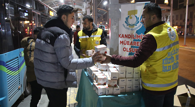 Haliliye Belediyesinden vatandaşlara kandil simidi ikramı