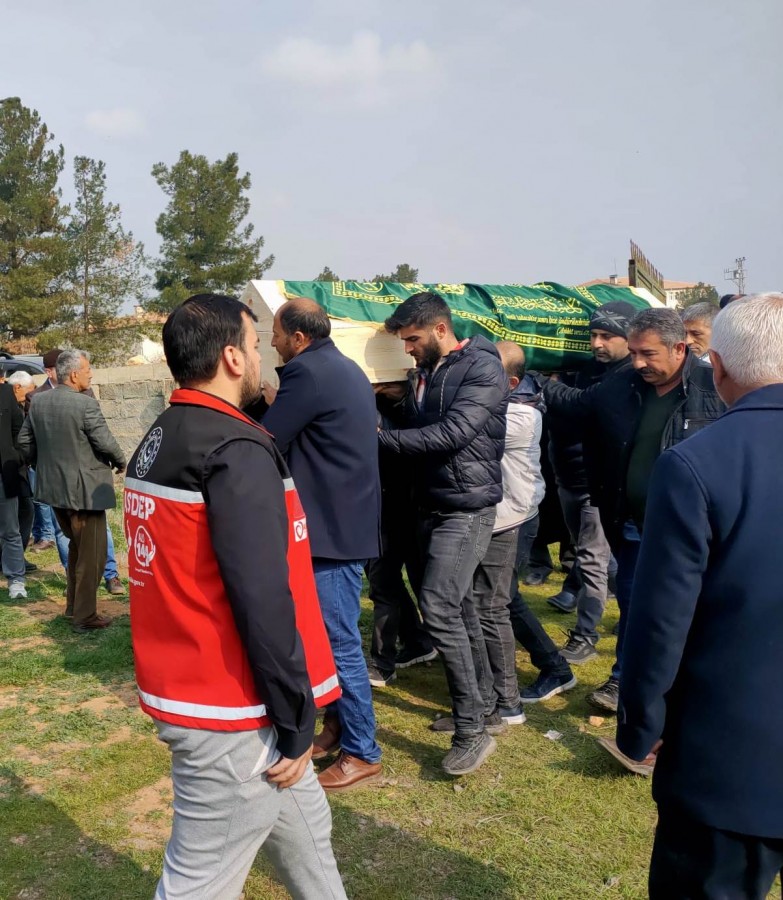 İstanbul’da ölü bulunan baba ve çocukları Ceylanpınar’da toprağa verildi!;