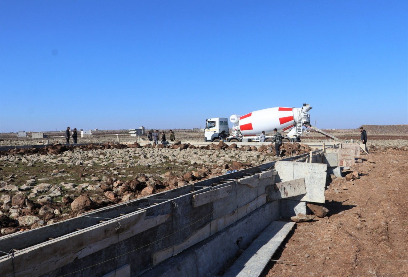 Karaköprü’de kırsal mahalleye çim saha;