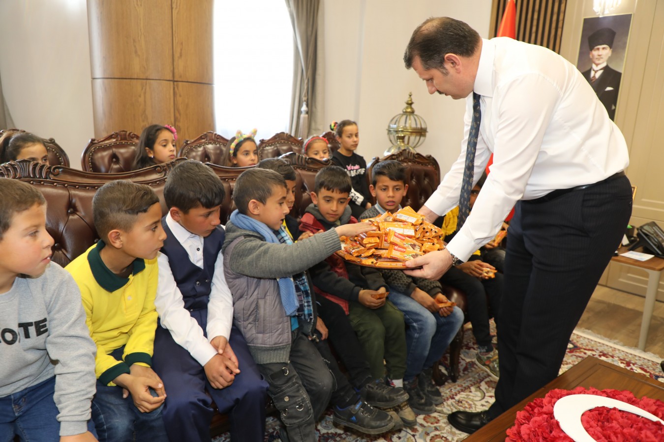 Minik öğrencilerden Vali Ayhan'a ziyaret;