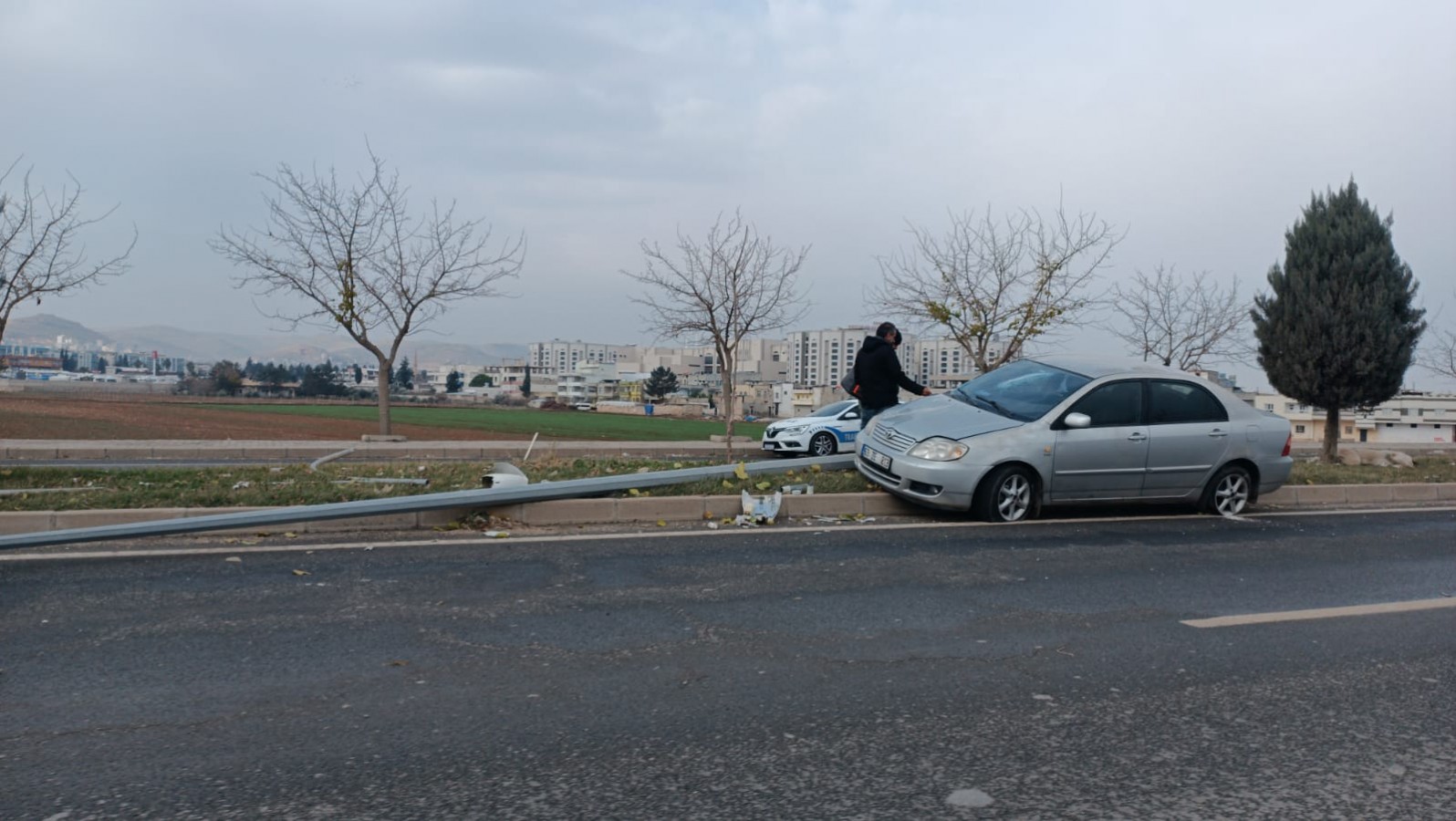 Şanlıurfa’da otomobil orta refüjdeki direğe çarparak durabildi