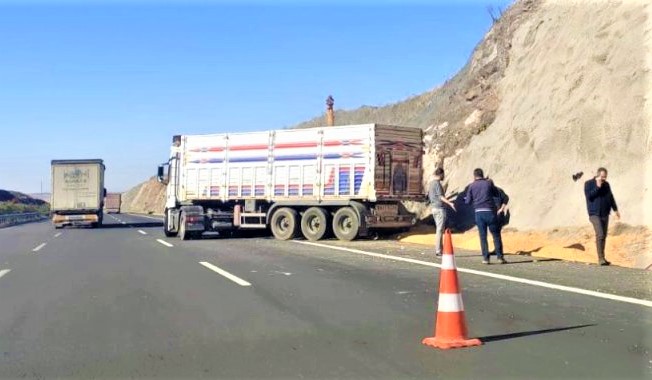 Şanlıurfa’da tır devrildi!