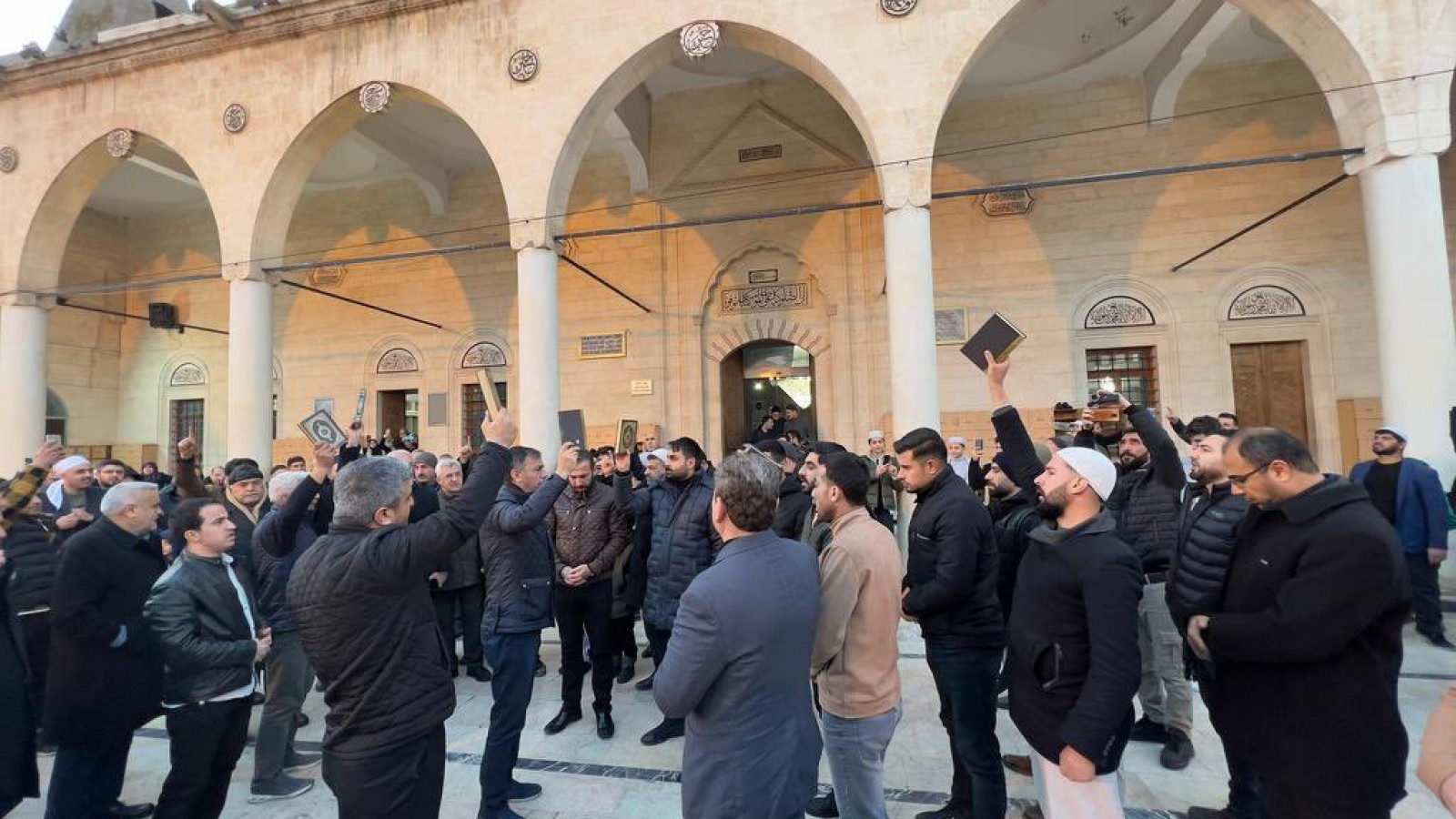 Şanlıurfalılardan İsveç'te Kuran-ı Kerim yakılmasına tepki;