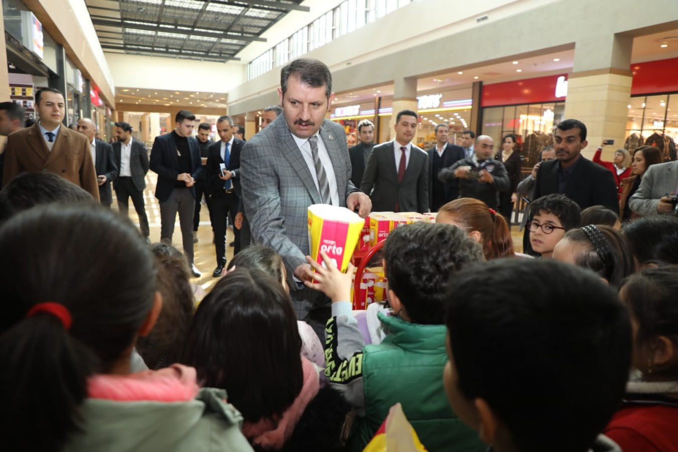 Urfa okuyor, okuyan kazanıyor! Vali'den 'okuyanlara' ilk sürpriz geldi;