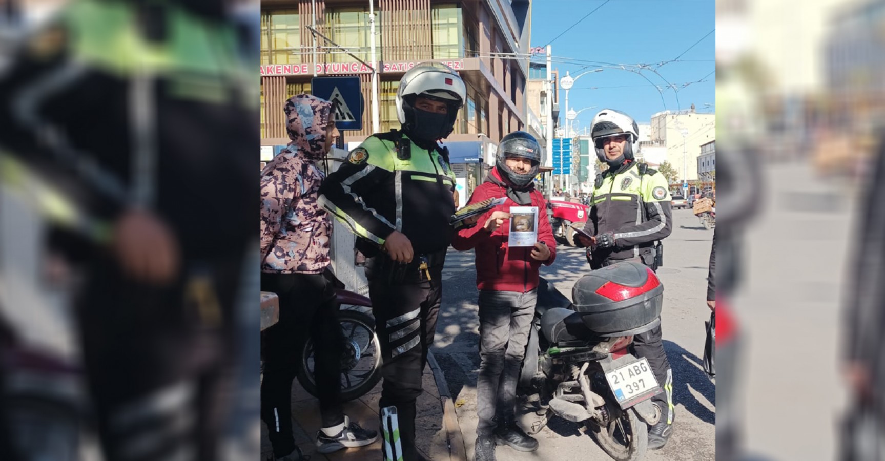 Urfa polisinden sürücülere uyarı: Bir kask, bir hayat!;