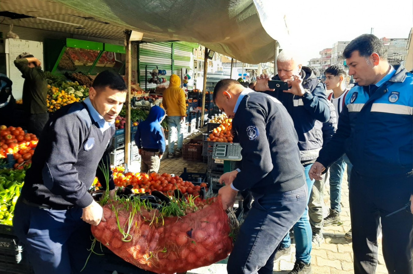 Urfa'da 1 ton bozuk gıda ele geçirildi!;