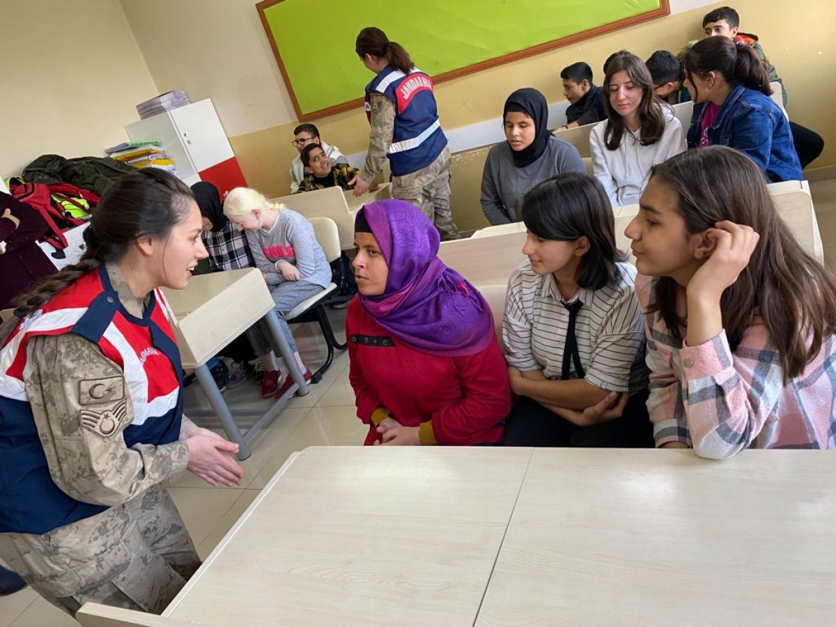 Urfa’da jandarma ekipleri öğrencilerle çeşitli aktiviteler yaptı;