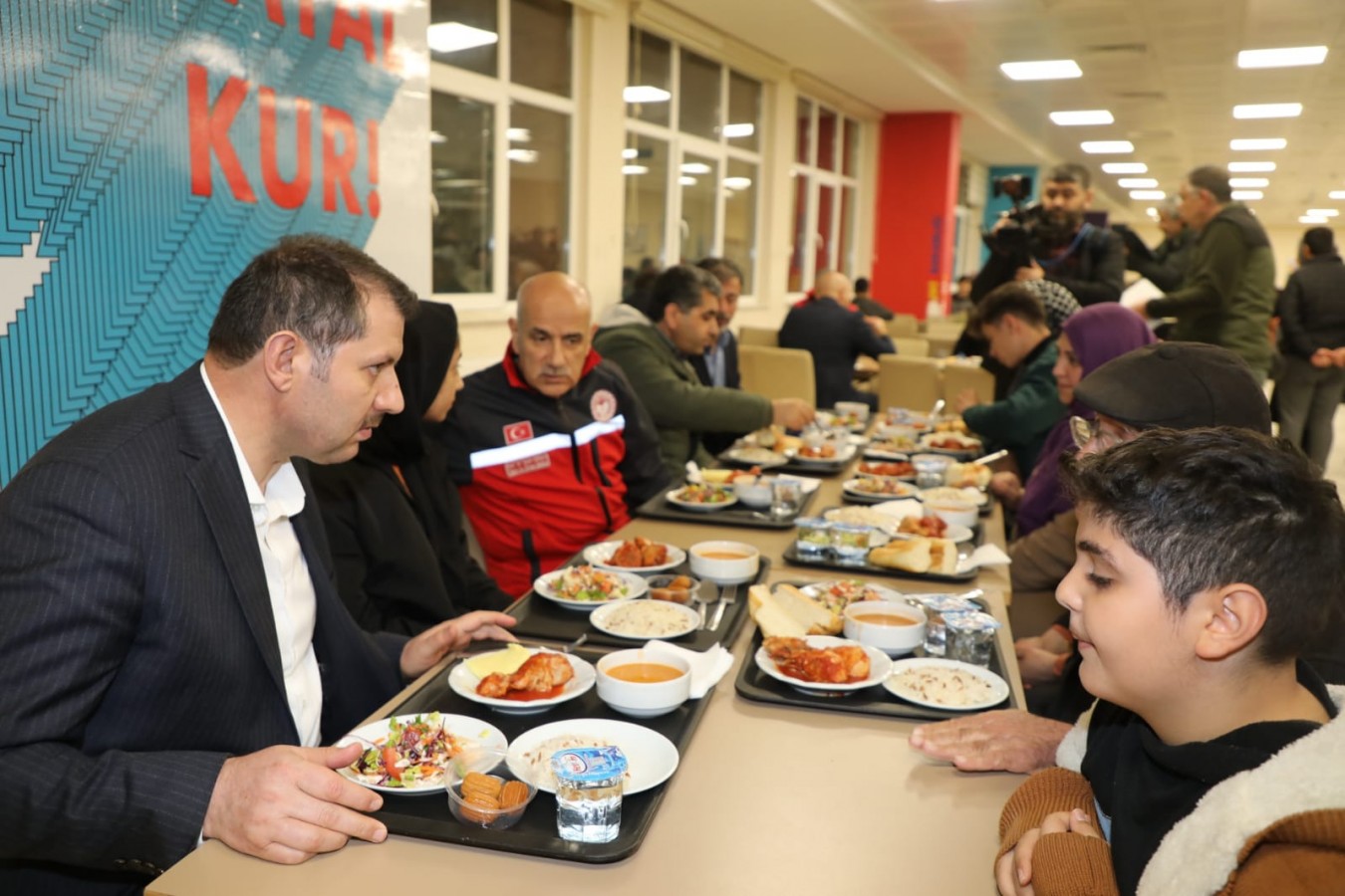 Bakan ve Urfa protokolü depremzedelerle yemekte buluştu;