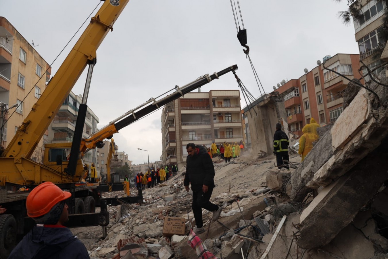 Başkan Beyazgül depremzedelerle ilgilendi