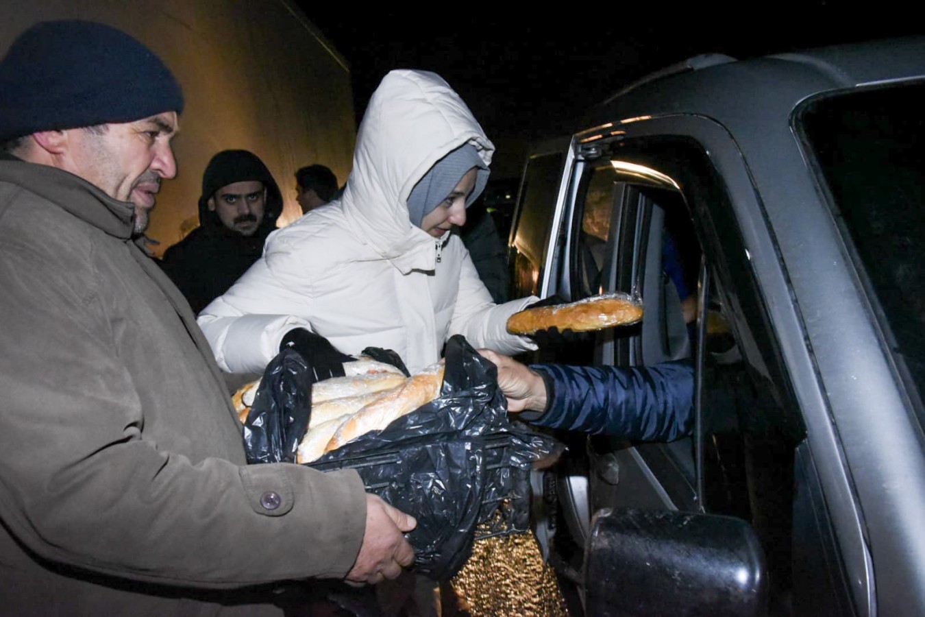 Başkan Çakmak'tan yolda mahsur kalanlara kumanya