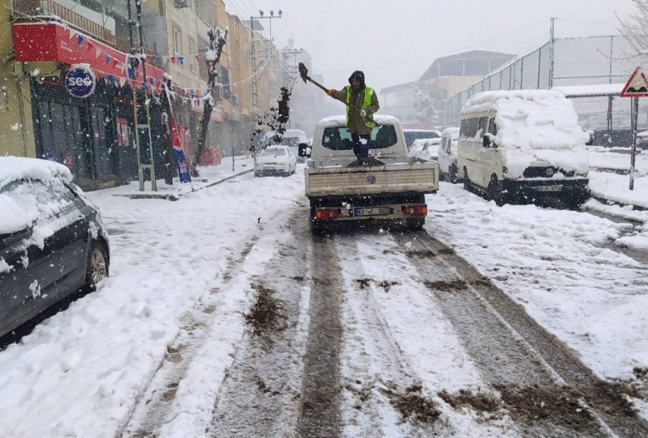 Başkan Kuş, karla mücadele eden ekipleri denetledi