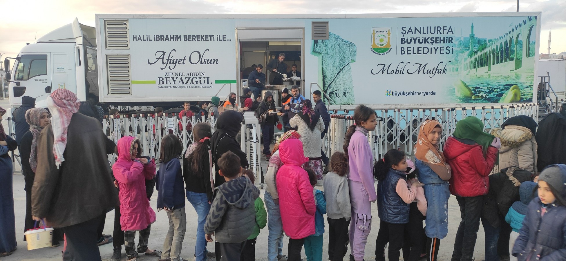 Büyükşehir’den binlerce depremzedeye sıcak yemek