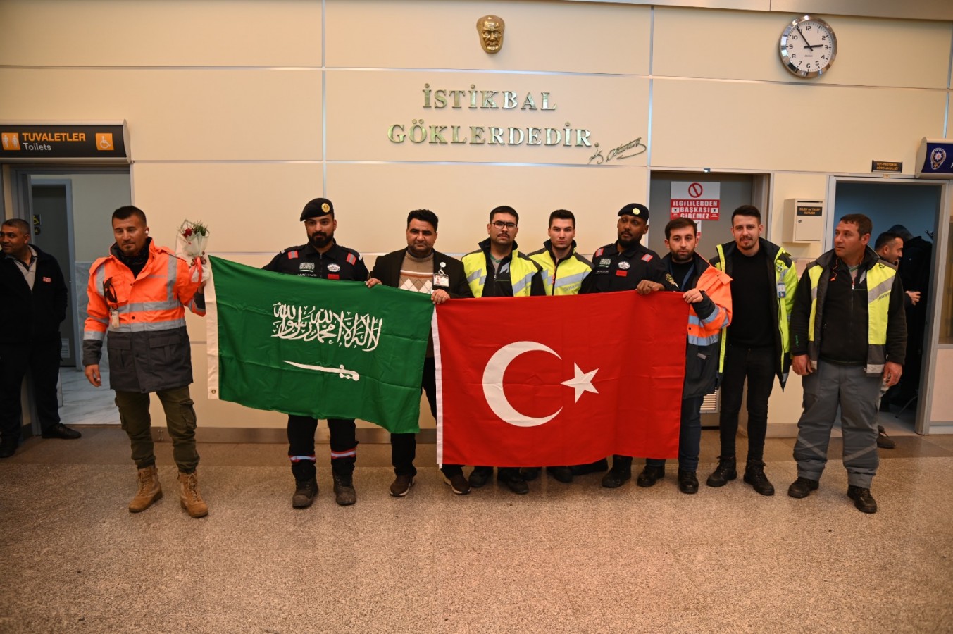 Deprem bölgesine gelen yardım ekipleri ülkelerine dönüyor;