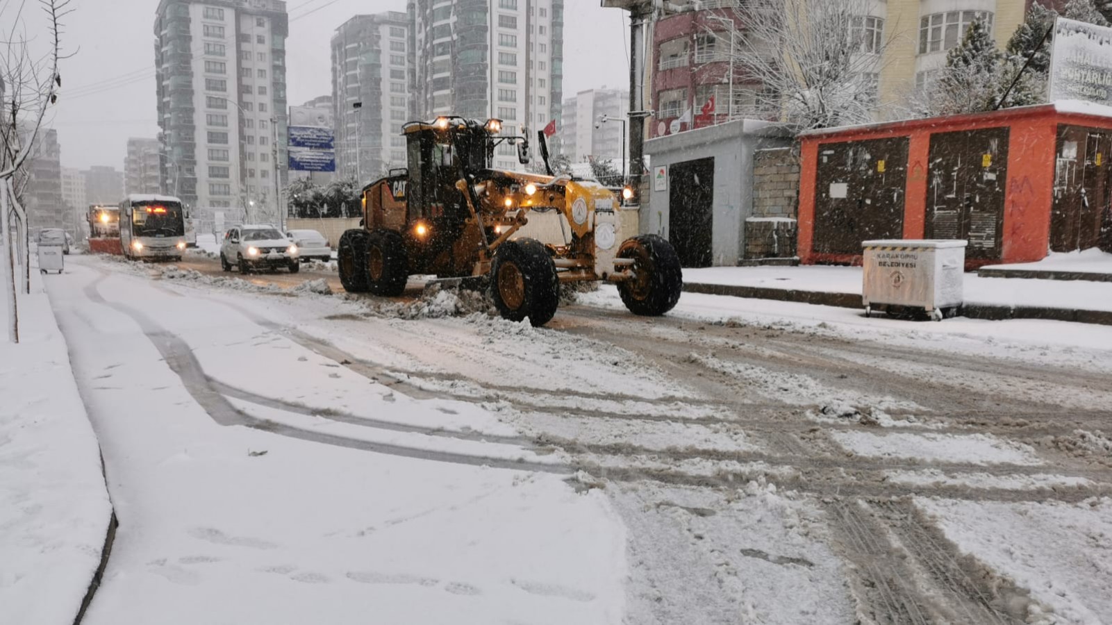 Karaköprü’de karlı yollar temizleniyor