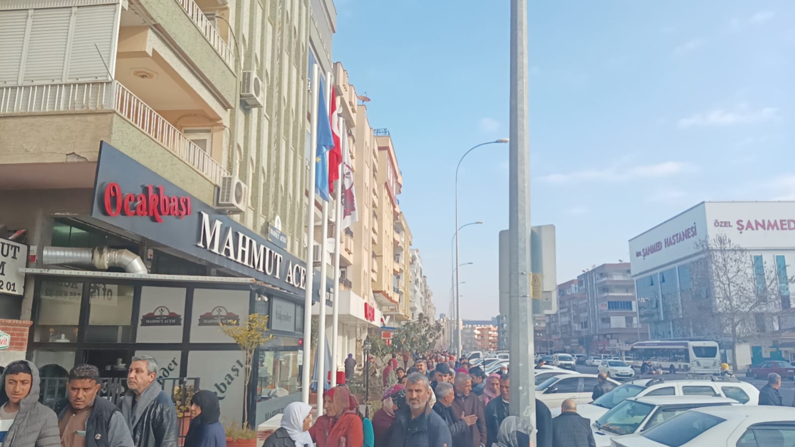 Şanlıurfa’da banka önünde 'destek ödemesi' kuyruğu;