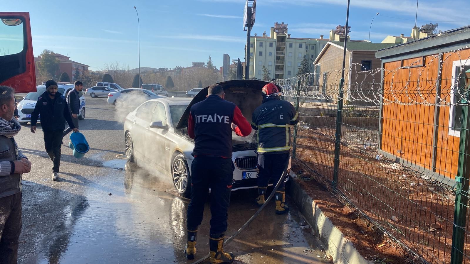 Şanlıurfa’da otomobil seyir halindeyken alev aldı;