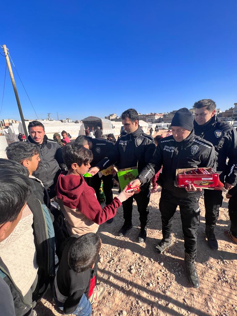 Şanlıurfa’da polis, depremzede çocukları eğlendirdi;