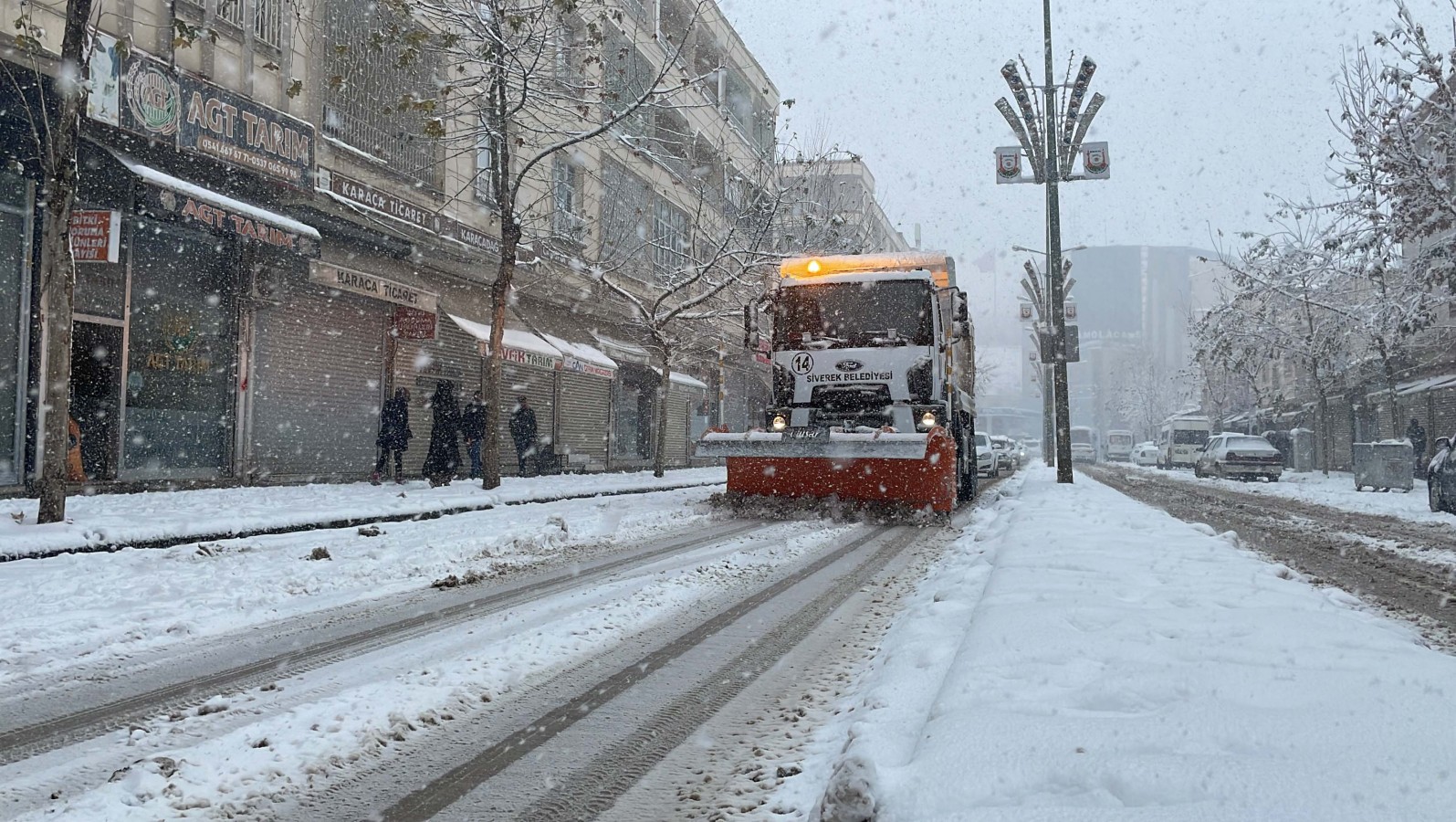 Siverek’te ekipler karla mücadele ediyor