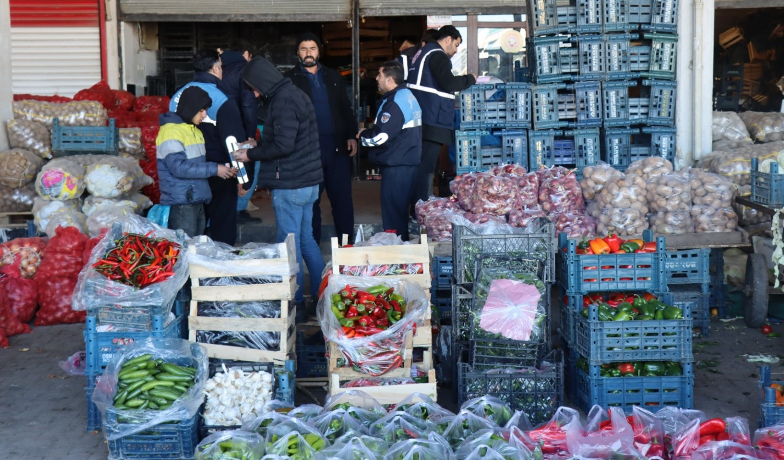 Urfa'da artan yaş sebze fiyatları sonrası zabıtadan ortak denetim;