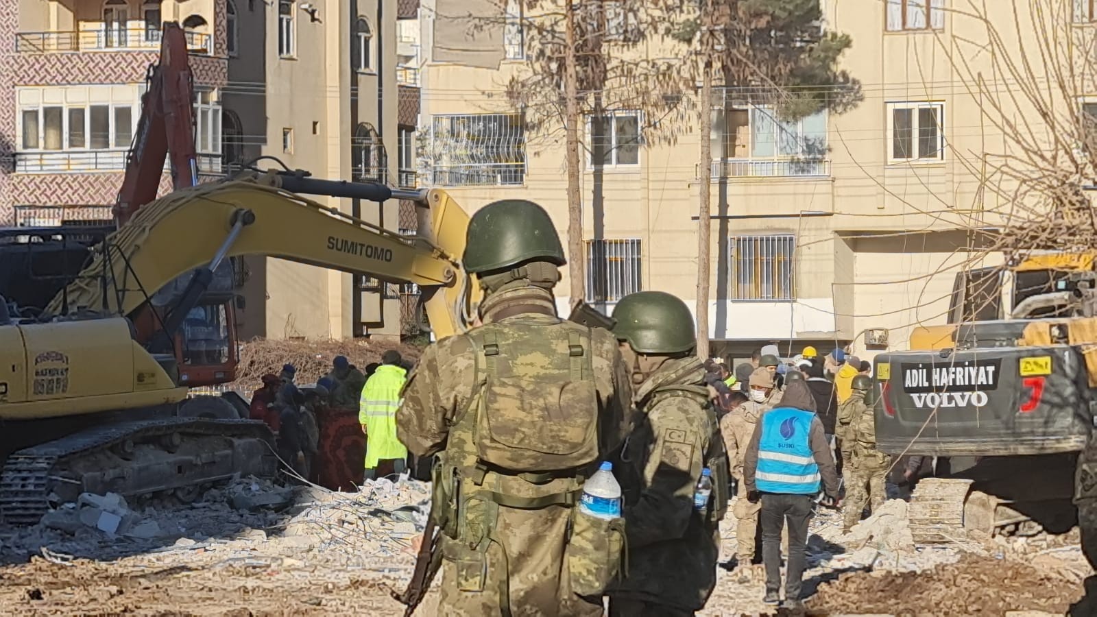 Urfa’da askerler, fırsatçılara karşı nöbet tutuyor