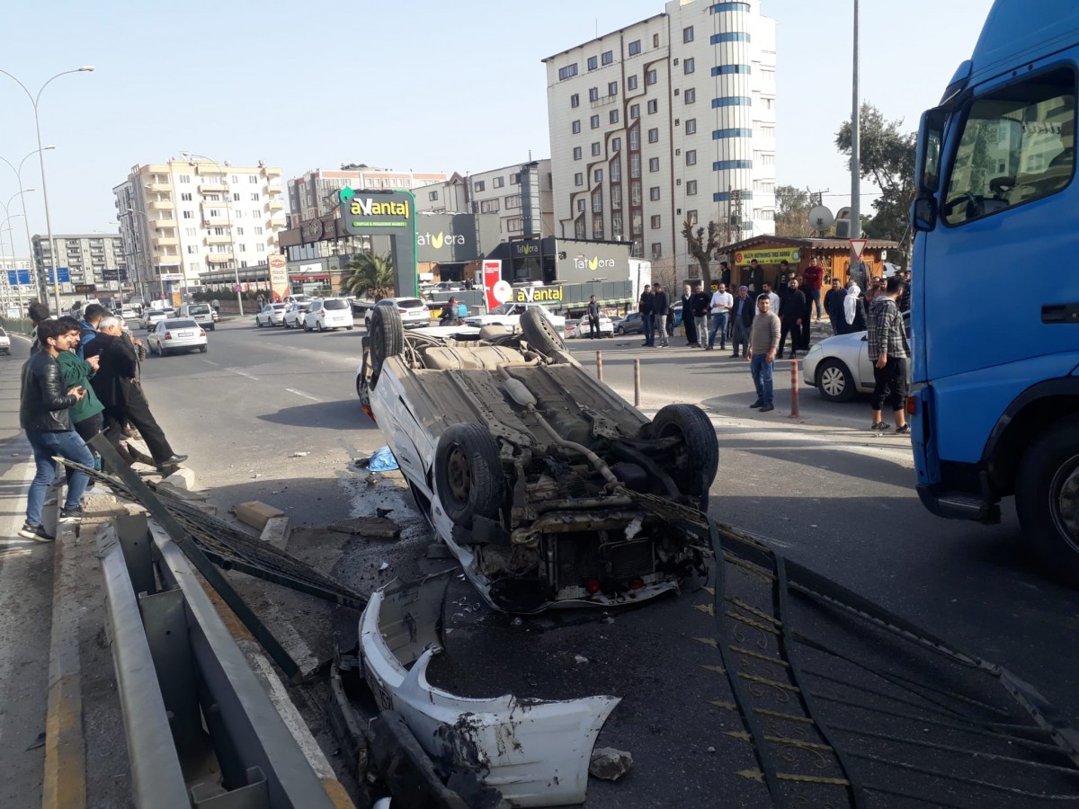 Urfa’da beton mikseri ile otomobil çarpıştı;