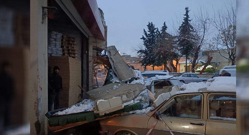 Urfa'da sundurma çöktü, araçlar altında kaldı!