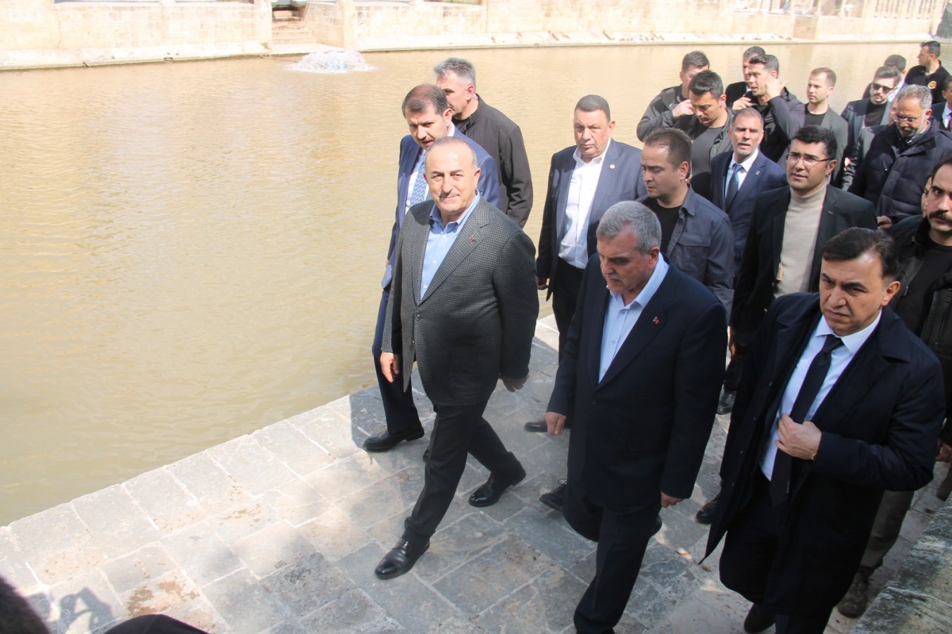 Bakan Çavuşoğlu cuma namazını Dergâh Camii’nde kıldı