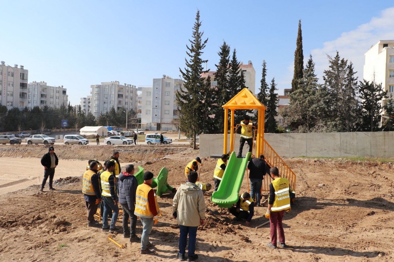 Büyükşehir, Adıyaman’da yaraları sarmaya devam ediyor