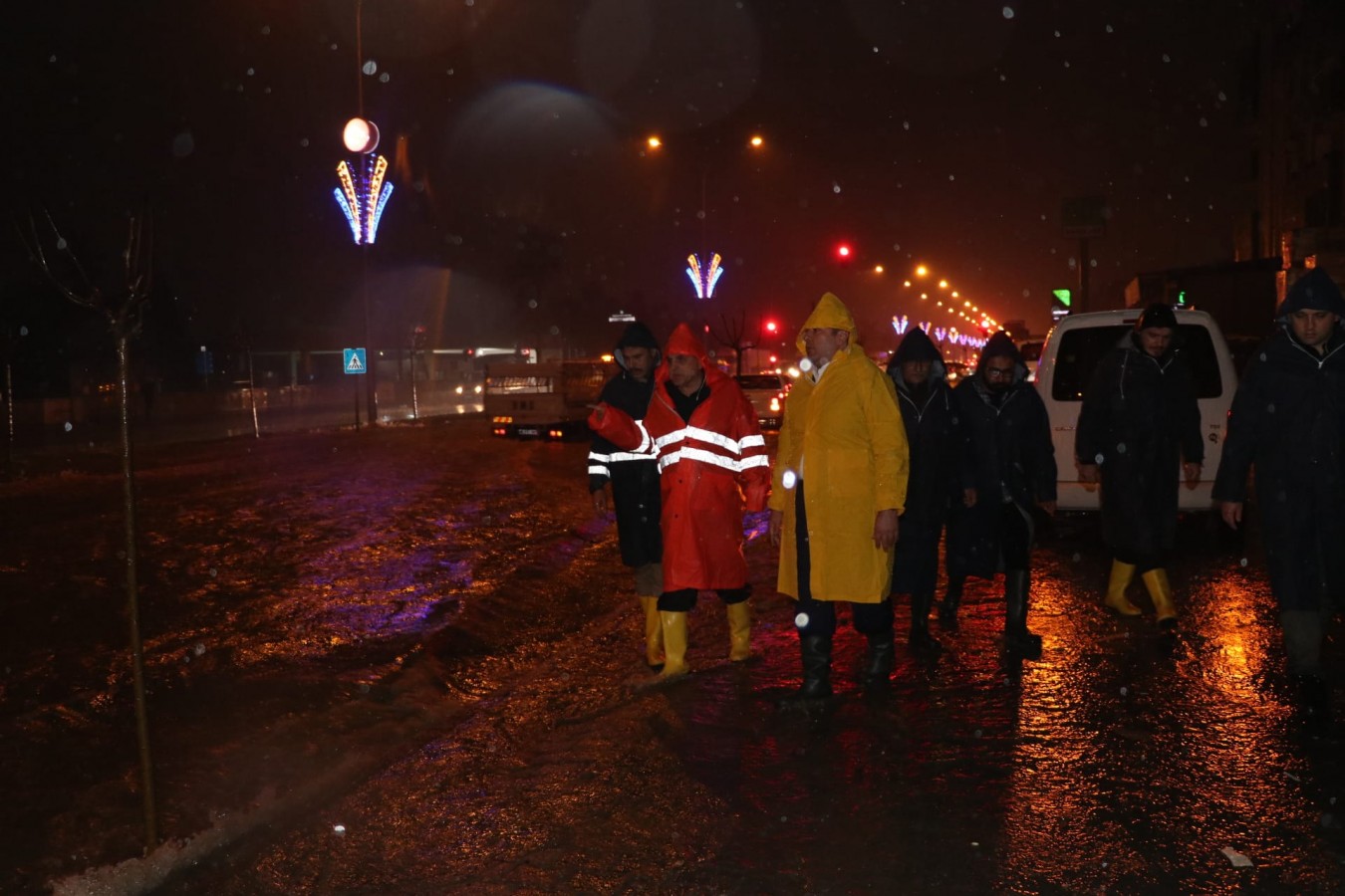 Büyükşehir ekipleri su taşkınlığı yaşandığı bölgelere seferber oldu