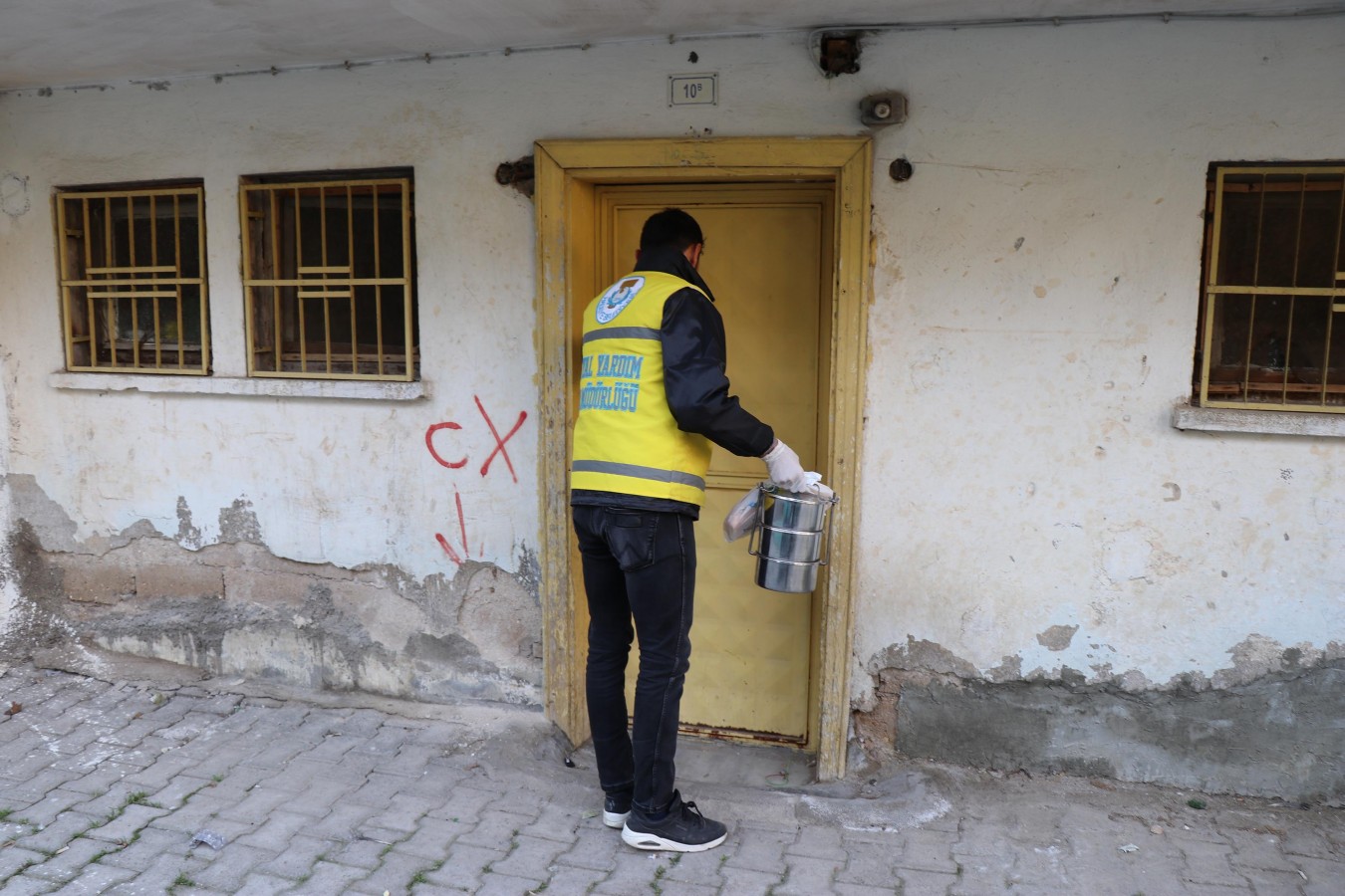 Haliliye Belediyesi sıcak yemekleri ihtiyaç sahibi ailelere ulaştırıyor