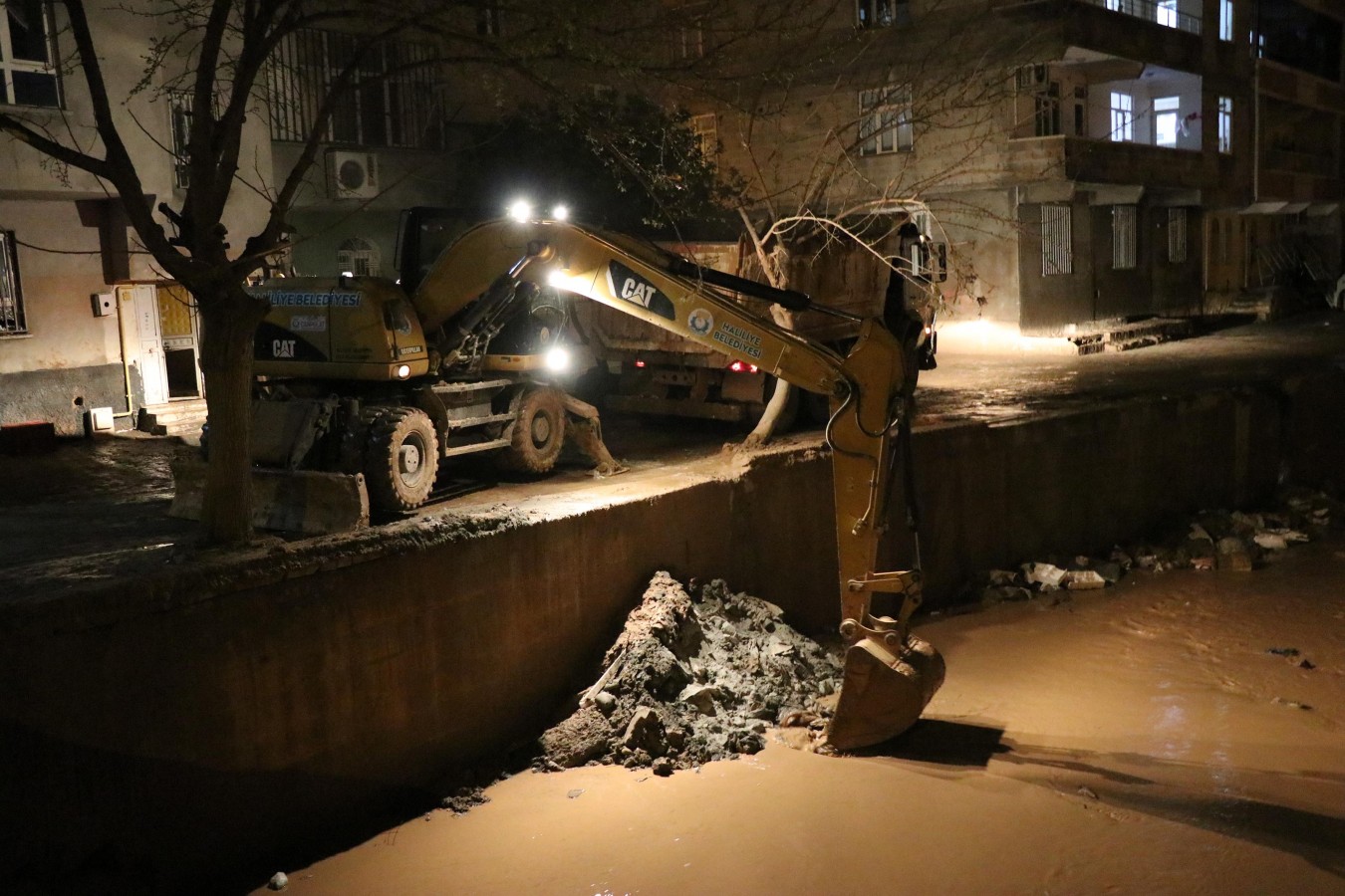 Haliliye’de ekipler sel riskine karşı gece boyu teyakkuzdaydı;