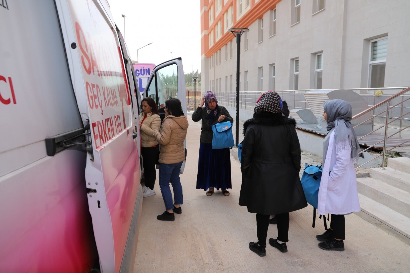 KYK yurtlarında kalan depremzedeler kanser taramasından geçirildi;