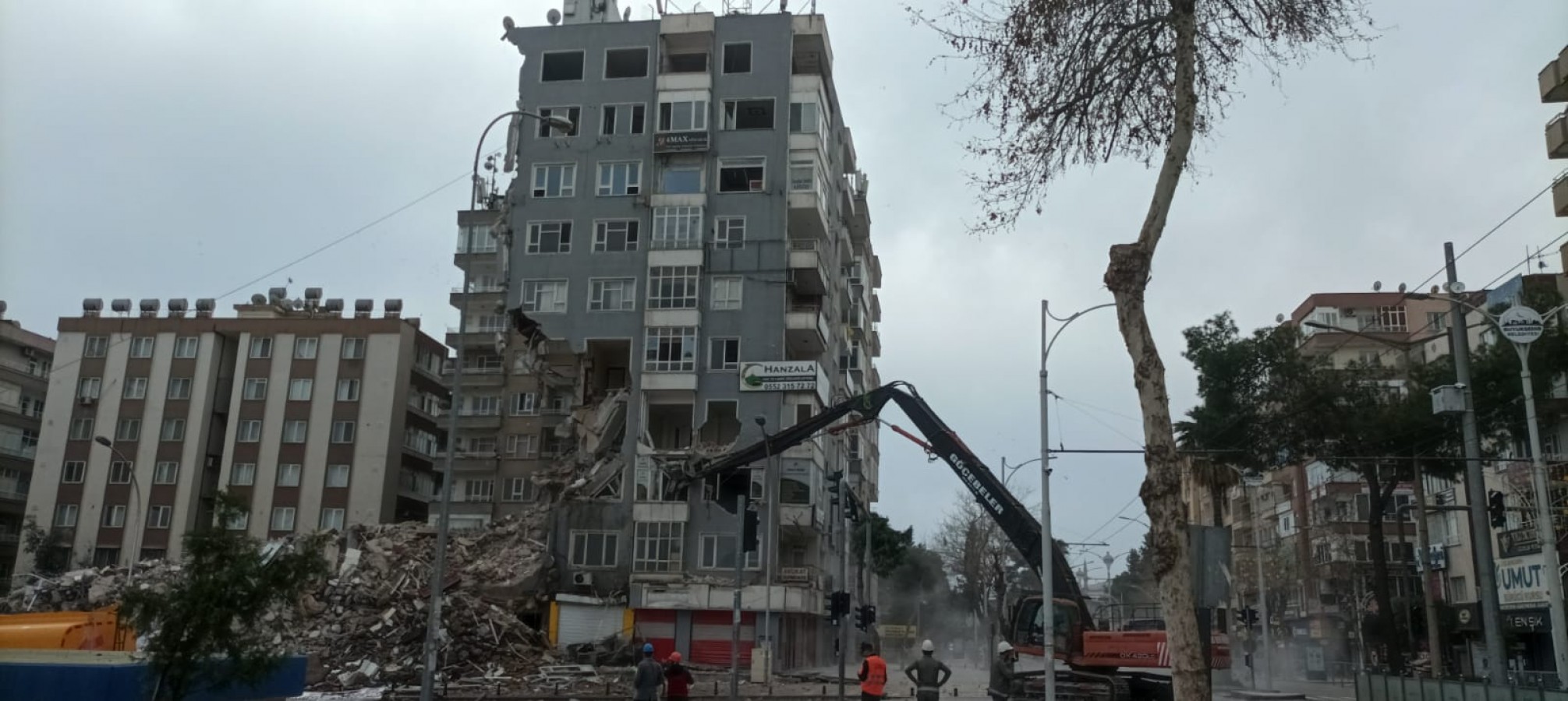 Urfa’da acil yıkım kararı verilen binalar kontrollü şekilde yıkılıyor