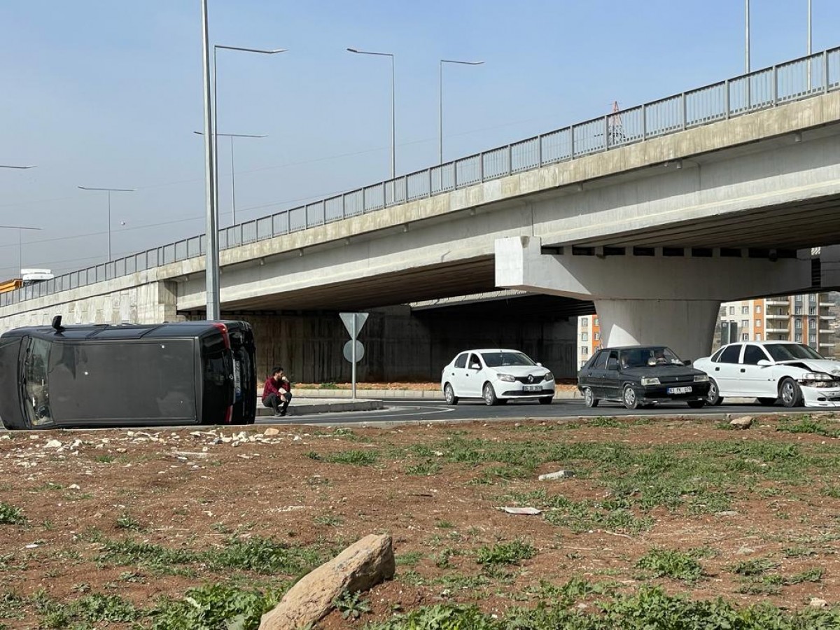 Urfa’da kavşakta dikkatsizlik kaza getirdi!;