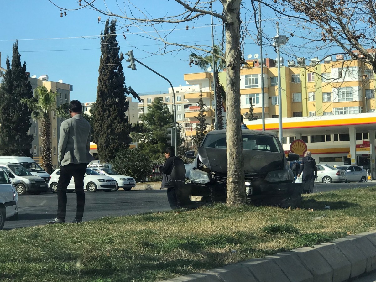 Urfa'da kontrolden çıkan otomobil orta refüje çıktı!;