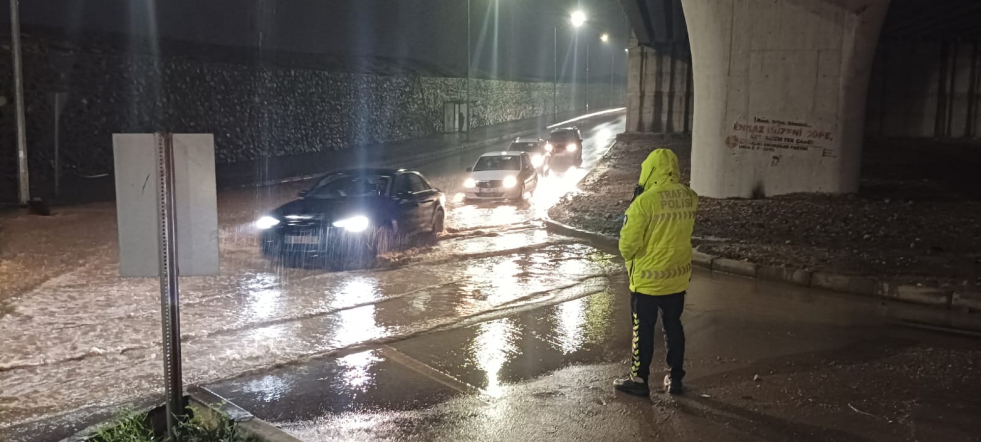 Urfa'da su birikintileri oluşmaya başladı! Polisler görev başında...