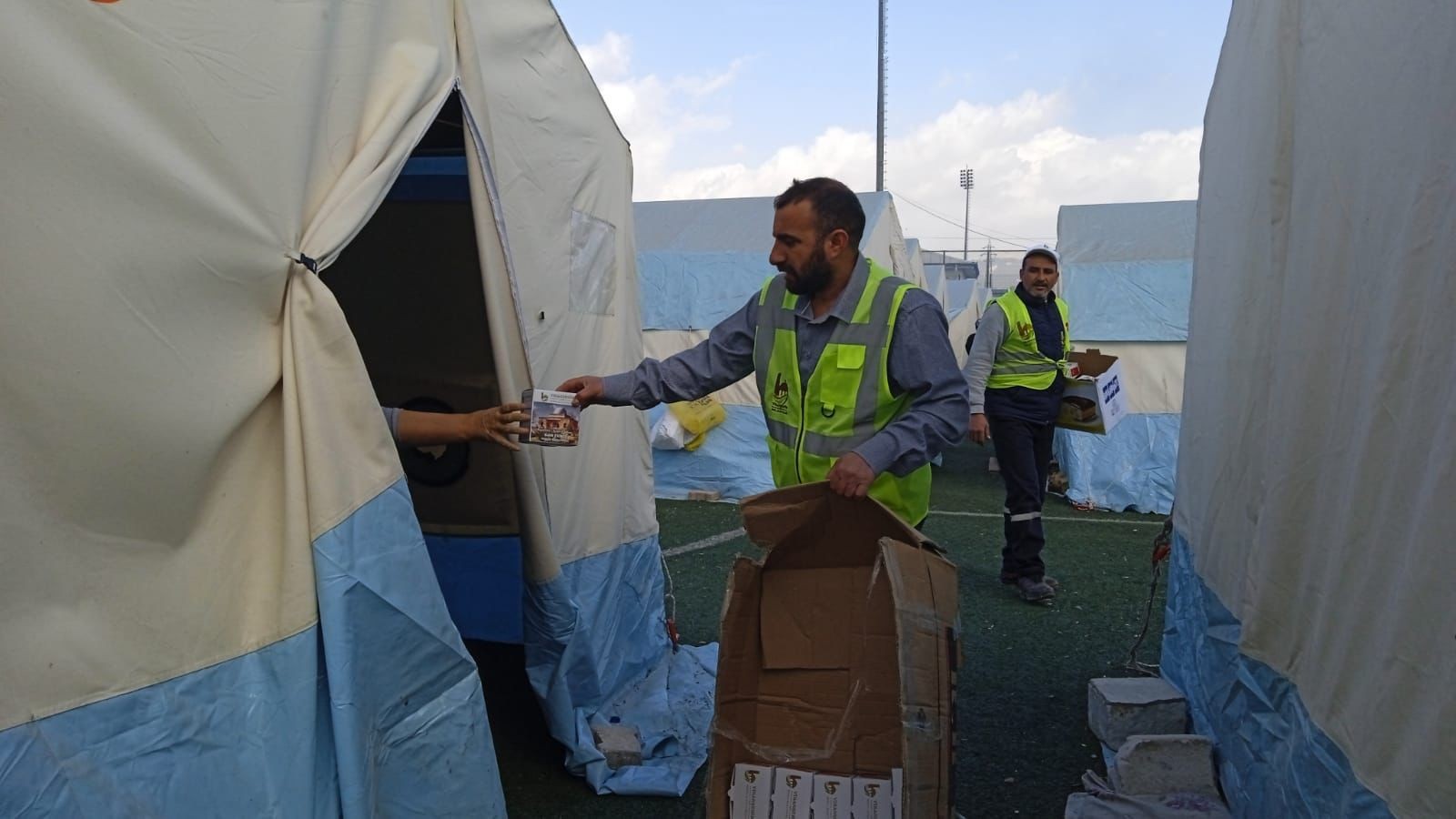 Viranşehir Belediyesi komşu ilde depremzedelere kandil simidi dağıttı