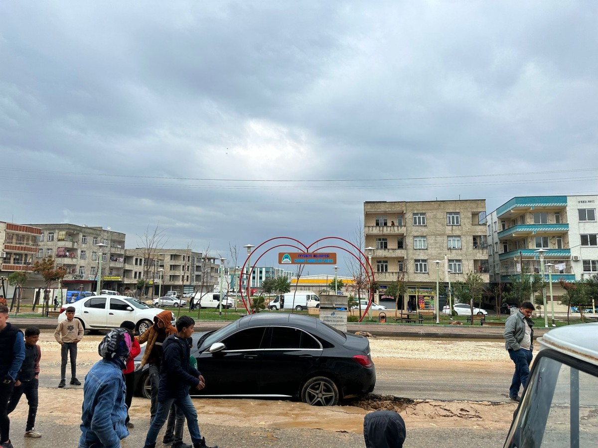 Yağmur yağınca ilçe yolunda araçlar çamura saplandı