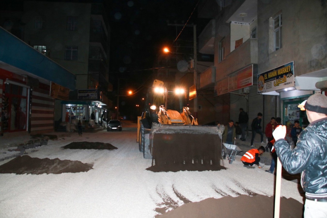 Akçakale Belediyesi deforme olan yolları yeniliyor