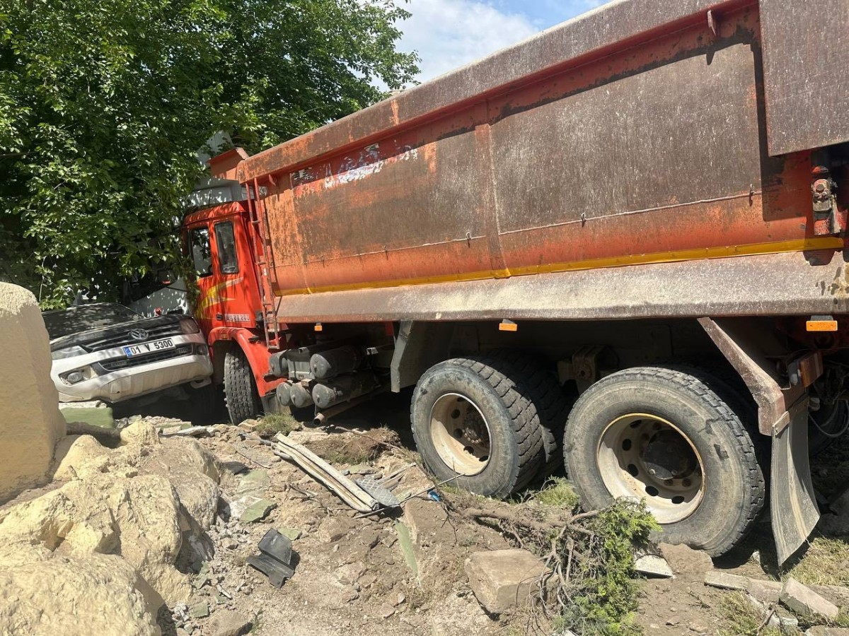 Birecik’te freni boşalan kamyon, tır ve pikabı biçti