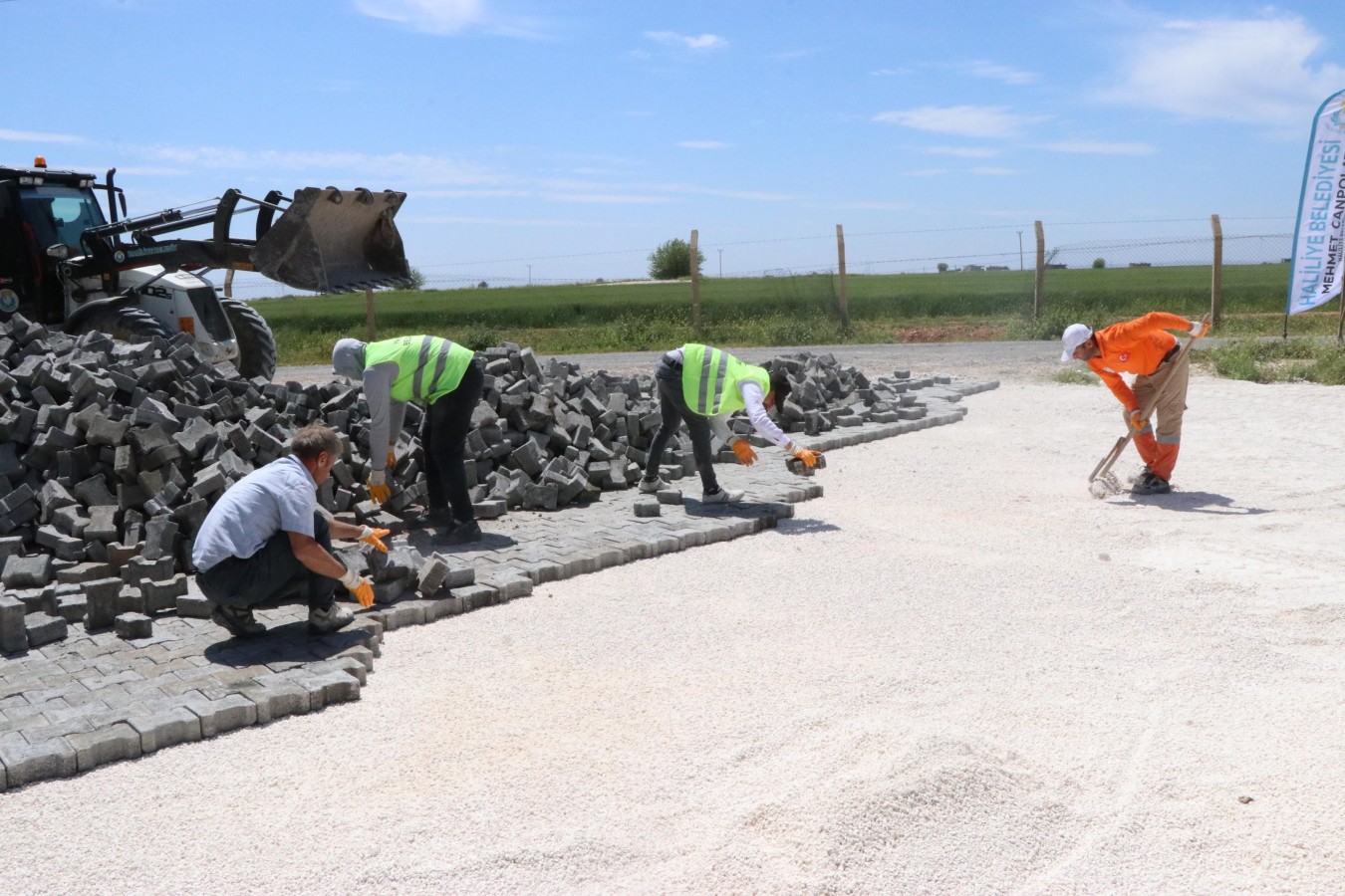 Haliliye kırsalındaki yollar konforlu hale getiriliyor