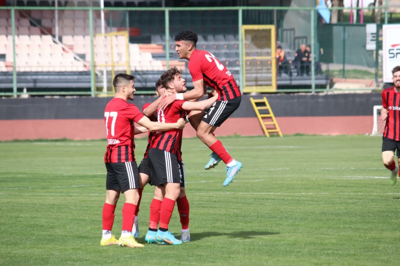 Karbel Karaköprü Belediyespor 3 puanı 4 golle aldı