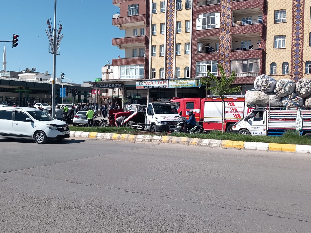 Eyyübiye’de trafik ışıklarında 5 araç birbirine girdi;