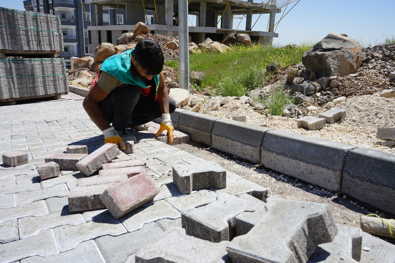 Karaköprü’de yeni yollar kilitli parke ile döşendi