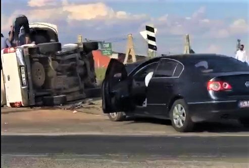 Şanlıurfa’daki kazada kamyonet yan yattı, çuvallar yere saçıldı