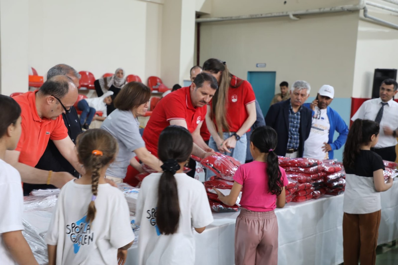 Urfa’da öğrencilere spor malzemesi dağıtıldı