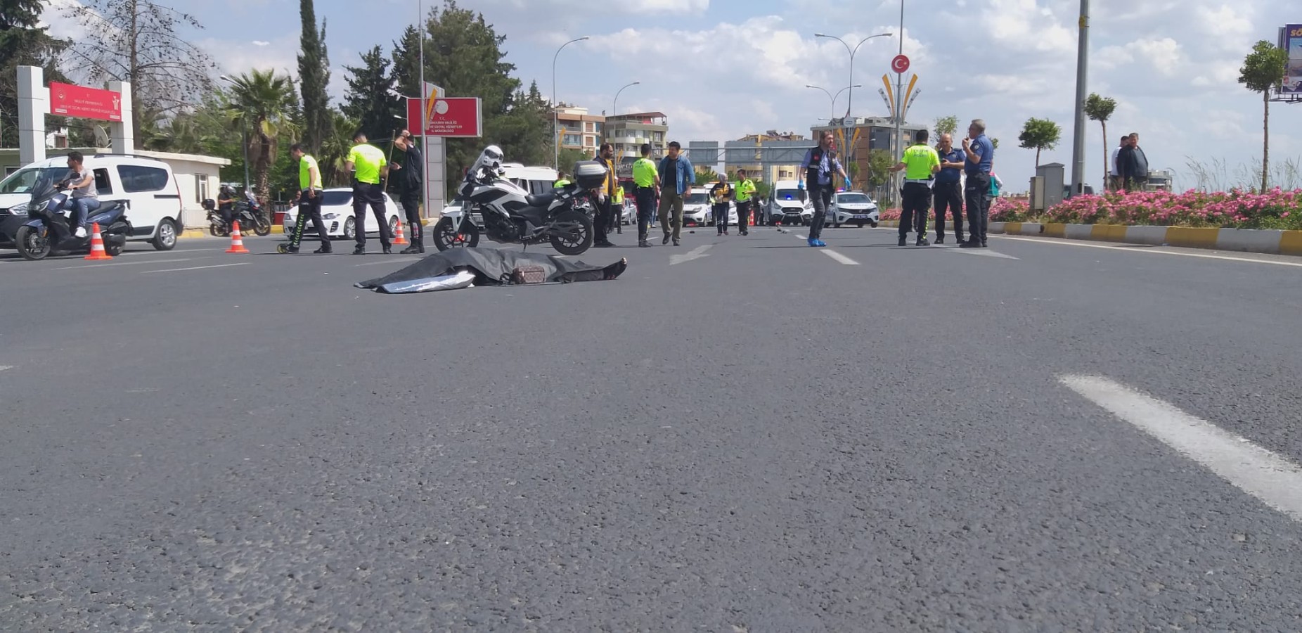 Urfa'da yolun karşısına geçmeye çalışan anne ile çocuğuna otomobil çarptı!