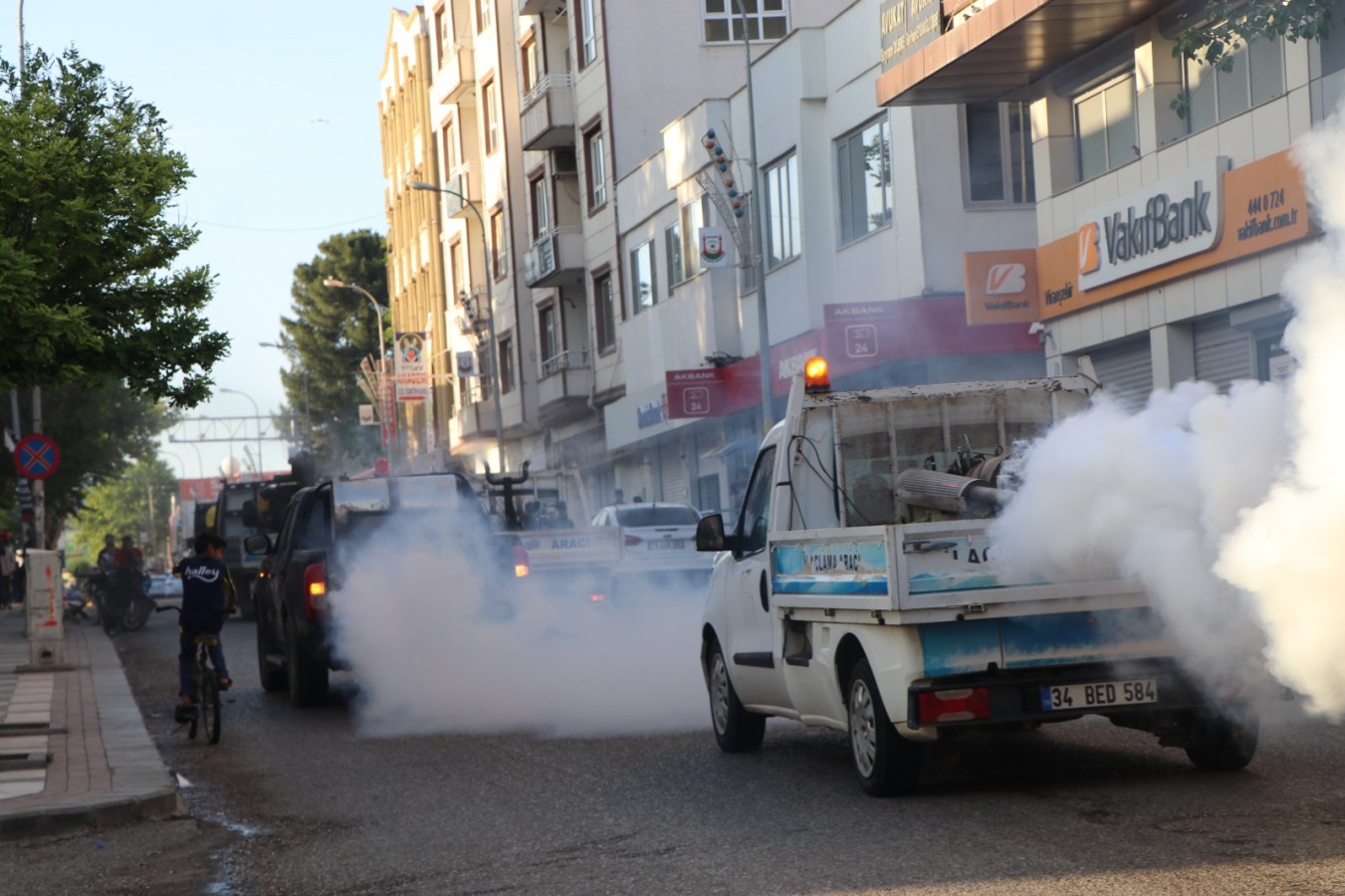 Viranşehir’de belediye ekiplerinden ilaçlama çalışması