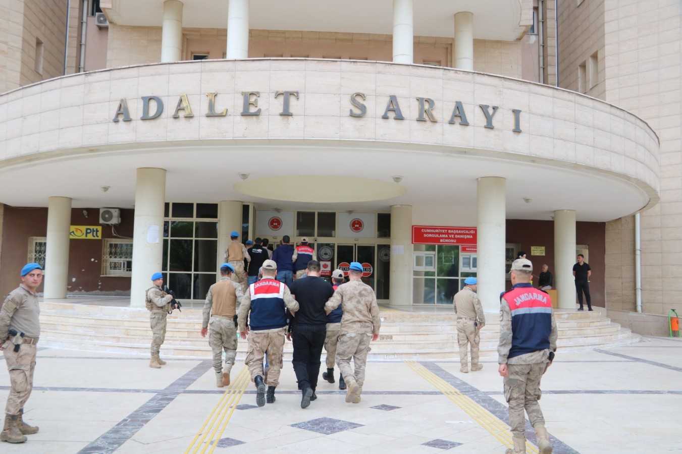 Viranşehir’de trafikte işlenen silahlı saldırının failleri 4 ay sonra yakalandı;