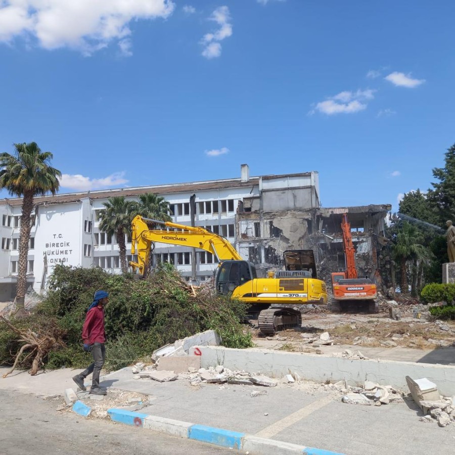 Birecik Hükümet Konağı’nın yıkımına başlandı